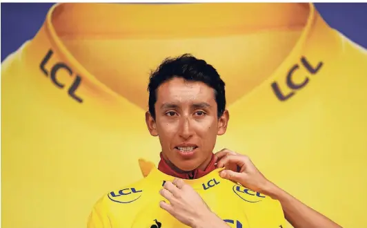  ?? FOTO: REUTERS/GONZALO
FUENTES ?? Egan Bernal aus Kolumbien (Team Ineos) mit dem Gelben Trikot auf dem
Podium.