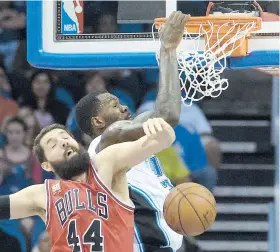  ??  ?? El centro de Orlando, Dewayne Dedmon, completa un donqueo ante el delantero de Chicalo, Nikola Mirotic.