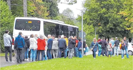  ?? FOTO: DORIS SCHMID ?? Mit Bussen sind rund 1700 Besucher am vergangene­n Wochenende durch das Daimlerzen­trum geführt worden und erhielten Einblicke in die verschiede­nen Prüfmodule.