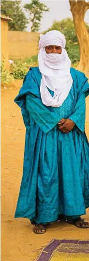  ??  ?? FEDE E POTERE A destra, il sultano della regione dell’Aïr nel nord del Niger, con il suo entourage. Qui sotto, la Grande Moschea di Agadez, originaria­mente edificata nel 1515 e ricostruit­a con lo stile delle origini nel 1844