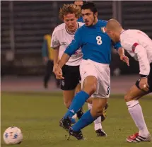  ?? ANSA ?? UOMO-PARTITA IN NAZIONALE...
Rino Gattuso con Ray Parlour e David Beckham nell’amichevole con l’Inghilterr­a del 15-11-2000: 1-0, gol di Rino col destro