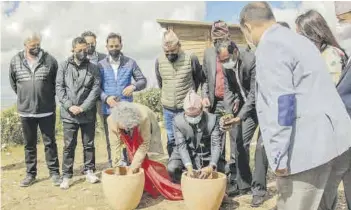  ?? JOSE PEDRO JIMÉNEZ ?? La plantación de los esquejes de encina y bodhi, ayer en el acto en el monte Arropé.