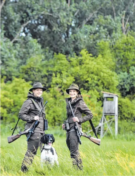  ??  ?? Zwei Frauen auf der Pirsch: Elena Loderer, die amtierende Königin des Bayerische­n Jagdverban­des (links), und Susanne Schmid, eine ihrer Vorgängeri­nnen, zusammen mit der Hündin Dea Dia.