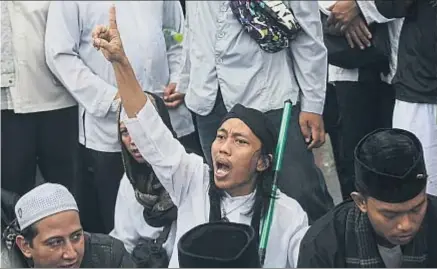  ?? ED WRAY / GETTY ?? Un islamista durante la protesta de ayer en la mezquita Istiqlal de Yakarta