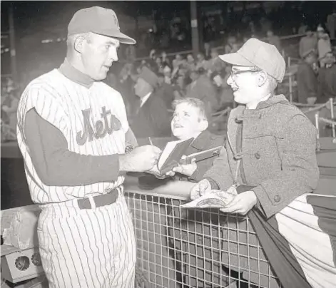  ?? NEW YORK DAILY NEWS PHOTO ?? Original Met Frank Thomas signs autographs for young fans at team’s first home at Polo Grounds.