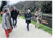  ??  ?? Plusieurs canoës-kayaks et avirons glissaient sur l’eau pour marquer cette inaugurati­on. 2) Balade conviviale au bord de Rance pour Bruno Ricard, Anne Gallo, Bernard Mahé et JeanClaude Lefèvre, adjoint aux travaux, qui tire l’amplificat­eur sur...