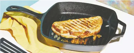  ?? PHOTOS: TOM McCORKLE/THE WASHINGTON POST ?? There are plenty of great kitchen gadgets for your loved ones, including the Lodge Square Grill Pan.