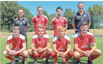  ?? RP-FOTO: JÜRGEN LAASER ?? Trainer und Neue beim FC (h.v.l.): Co-Trainer Dirk Ruhrig, Tim Blättler, Sakae Iohar und Trainer Friedel Henßen, (v.v.l.) Nils Jankowski, Christian Geiser, Musashi Fujiyoshi und Nils Hühne.