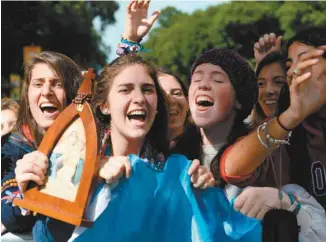  ?? YASUYOSHI CHIBA AGENCE FRANCE- PRESSE ?? Des croyantes argentines attendent le pape François devant le Théâtre municipal de Rio de Janeiro durant les Journées mondiales de la jeunesse, en 2013.