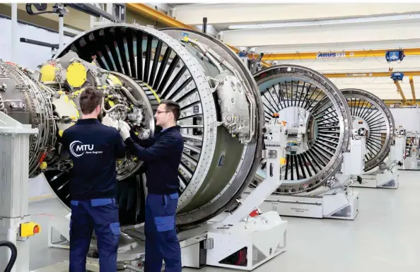  ?? Bilder: Liebherr Verzahntec­hnik ?? MTU Aero Engines fertigt und montiert Turbinen für Flugzeuge.