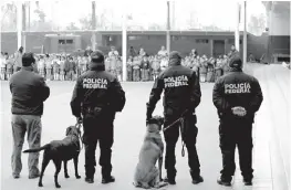  ?? MAURICIO ROMÁN ?? Operativos en escuelas y colegios de Torreón.