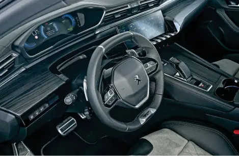 ??  ?? Reconozco que al principio el i-Cockpit de Peugeot, con el volante pequeño y situado muy bajo, no me gustaba nada. Pero ahora le he cogido incluso el gusto
➤ Que sea un coche eficiente no quiere decir que sea lento. Acelera de 0 a 100 km/h en 8,0 segundos y su velocidad máxima es de 240 km/h
➤ Gran maletero: con todos los asientos en uso ofrece 530 litros de capacidad, pero si los pliegas alcanza los 1.780 litros