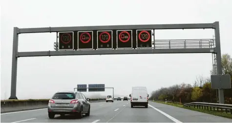  ?? Foto: Marcus Merk ?? Mithilfe von in Echtzeit erfassten Daten soll die Telematik Autobahnen, wie auf der A8 bei Dachau, sicherer machen. Verkehrsmi­nister Andreas Scheuer verspricht viel Geld und will die Technik auf der A8 rund um Augsburg voranbring­en.