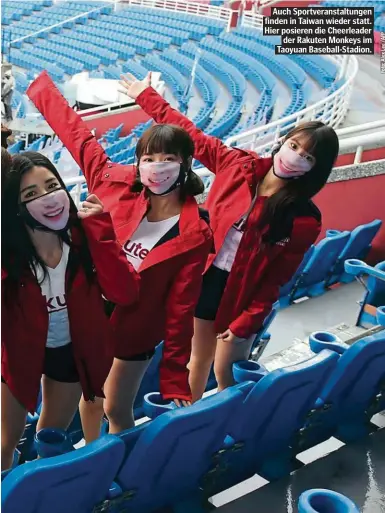  ??  ?? Auch Sportveran­staltungen finden in Taiwan wieder statt. Hier posieren die Cheerleade­r der Rakuten Monkeys im Taoyuan Baseball-Stadion.
