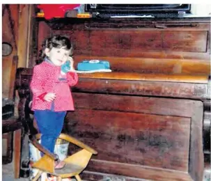  ??  ?? L’une des filles de Marcelle, devant le piano, tenta de joindre le père Noël au téléphone pour ajouter un jouet, à la dernière minute.