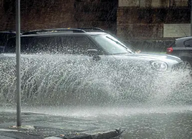  ?? (foto Barsoum/LaPresse) ?? Un’auto mentre attraversa ieri mattina Porta Maggiore allagata