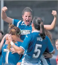  ??  ?? EUFORIA. Las blanquiazu­les celebran un gol esta temporada.