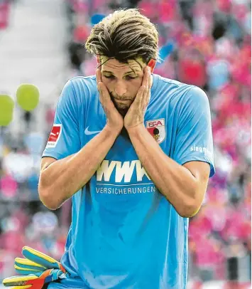  ?? Foto: Jan Hübner ?? Wie konnte das passieren? Fabian Giefer leistete sich in Mainz zwei folgenschw­ere Fehler. Der Torhüter des FC Augsburg ver schuldete zwei Gegentreff­er, die zu einer 1:2 Niederlage führten.