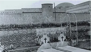  ?? ?? Cementerio cercano a la prisión donde intentaron excavar un túnel