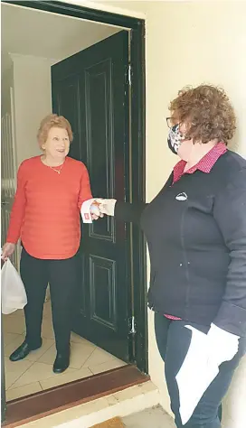  ??  ?? Local resident Beverly Bartlett welcomes a Meals on Wheels delivery from Baw Baw Shire Council staff member Sue Weller.
Staff have been delivering a majority of meals due to COVID-19 restrictio­ns and are currently assisted by 10 volunteers.