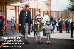  ??  ?? Maïa, une mère française venant chercher ses deux enfants à l’école.