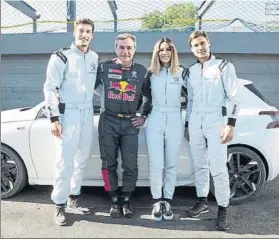  ??  ?? Pablo Carreño, Carlos Sainz, Edurne y David Ferrer, ayer en el circuito del Jarama con Peugeot