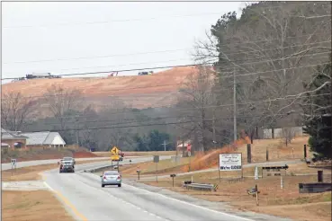  ?? kevin Myrick ?? Operations at the Grady Road Landfill can be seen from Highway 278 at Bethlehem Road on Saturday morning, Jan. 13.