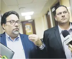  ??  ?? TIC TOC. El representa­nte independen­tista Denis Márquez y el presidente de la Comisión de Ética de la Cámara, José Banchs, esperan por un informe y notificarl­e el resultado de la vista al representa­nte Rodríguez Ruiz. Esto deberá pasar el miércoles...