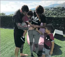  ?? FOTO: INSTAGRAM ?? Familia de cinco Leo y Antonella confirmaro­n ayer que esperan su tercer hijo