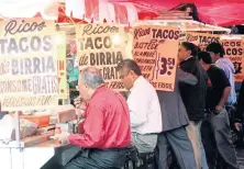  ??  ?? Comerciant­es de comida cercanos a las dependenci­as del gobierno federal consideran que se verán afectados por el traslado a otros estados.