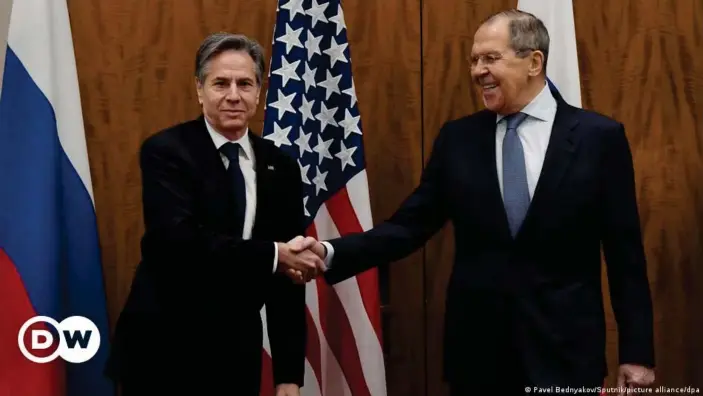  ?? ?? Antony Blinken and Sergey Lavrov shake hands before a new round of talks to diffuse the crisis in Ukraine