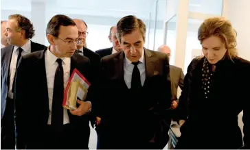  ??  ?? Ténacité. Au QG de François Fillon, à Paris, le 29 mars. Avec notamment Bruno Retailleau (à gauche), son coordinate­ur de campagne, et Nathalie Kosciusko-Morizet (à droite).
