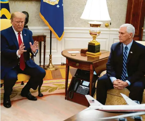  ?? Foto: Evan Vucci, dpa ?? US-Präsident Donald Trump und Vizepräsid­ent Mike Pence vor wenigen Tagen im Oval Office des Weißen Hauses in Washington.