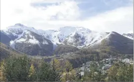  ??  ?? À Auron (notre photo), comme à Isola, la limite pluie neige se situait vers  mètres. La pellicule de poudreuse était plus fine à Auron.(Photo Lucien Carles)