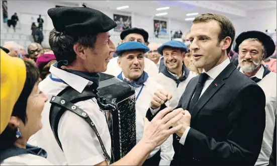  ?? LUDOVIC MARIN / POOL / EFE ?? El presidente Emmanuel Macron conversa con los integrante­s de una banda de música vasca en la inauguraci­ón de un estadio en Creteil