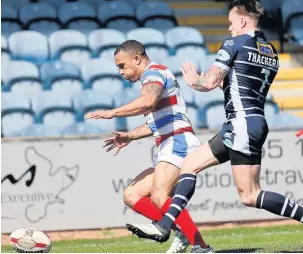  ?? Jackie Meredith ?? Miles Greenwood touches down for a try