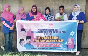  ??  ?? SALBIAH serta AJKnya bersama penerima sumbangan pada Program Membara Ihya Ramadan.