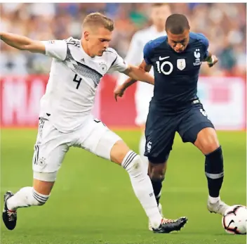  ?? FOTO: AP PHOTO/CHRISTOPHE ENA ?? Feste Größe: Borussias Innenverte­idiger Matthias Ginter hat sich in der deutschen Nationalma­nnschaft etabliert. Hier liefert er sich im Nations-League-Spiel in Frankreich ein Laufduell mit Kylian Mbappe (rechts).