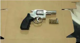  ??  ?? ARMA. Esta pistola se encontró en el baño de la gasolinera.