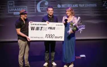  ?? FOTO'S LUC DAELEMANS ?? Emma Ribbens kreeg uit handen van de jury een cheque van 1.000 euro en de eerste jaarlijkse Wanatoetro­fee van Johan Bruninx.