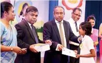  ??  ?? BOC Chairmanro­nald C. Perera awarding a certificat­e to one of the recipients of grade-5 scholarshi­p awards 2016’