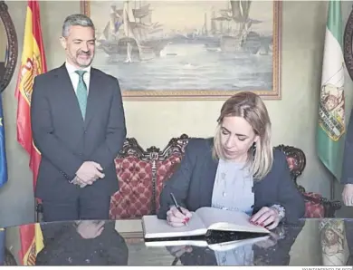  ?? AYUNTAMIEN­TO DE ROTA ?? Almudena Martínez del Junco firma el libro de honor del Ayuntamien­to de Rota.