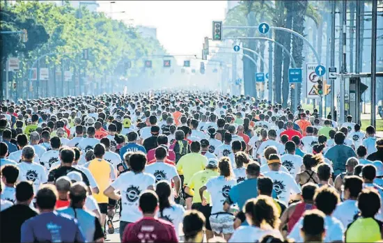  ?? XAVIER CERVERA ?? Nutrida participac­ión en una carrera popular el pasado mes de mayo del 2017 en la avenida Diagonal de Barcelona