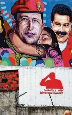  ?? Foto: imago ?? Der Vorgänger und sein Nachfolger: Beschützer des Volkes? Venezuelas Ex Staats  chef Hugo Chávez (li.) und der amtierende Präsident Nicolás Maduro.