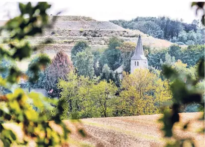  ?? RP-ARCHIVFOTO: SCHÜMMELFE­DER ?? Die Gemeinde Schöller und das dazugehöri­ge Schloss waren der Schauplatz der Gruselgesc­hichte, die aus Gruiten nun eine weitere Fortsetzun­g erfährt.