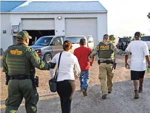  ??  ?? Agentes migrAtorio­s con jardineros detenidos