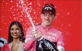  ??  ?? Pour une petite seconde d’avance, c’est Rohan Dennis qui voit désormais la vie en rose sur la route du Giro. (Photo AFP)
