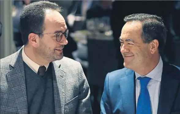  ?? JAVIER LIZON / EFE ?? El portavoz parlamenta­rio del PSOE, Antonio Hernando, coincidió ayer en un acto en Madrid con el expresiden­te del Congreso José Bono