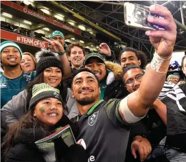  ?? MATT BROWNE/SPORTSFILE ?? Bundee Aki with his daughter Adrianna after his Ireland debut against South Africa last November