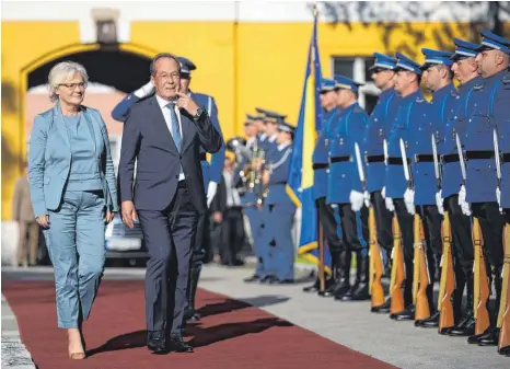  ?? FOTO: ARMIN DURGUT/IMAGO ?? Verteidigu­ngsministe­rin Christina Lambrecht im Gespräch mit ihrem bosnischen Amtskolleg­en Sifet Podzic in Sarajevo.